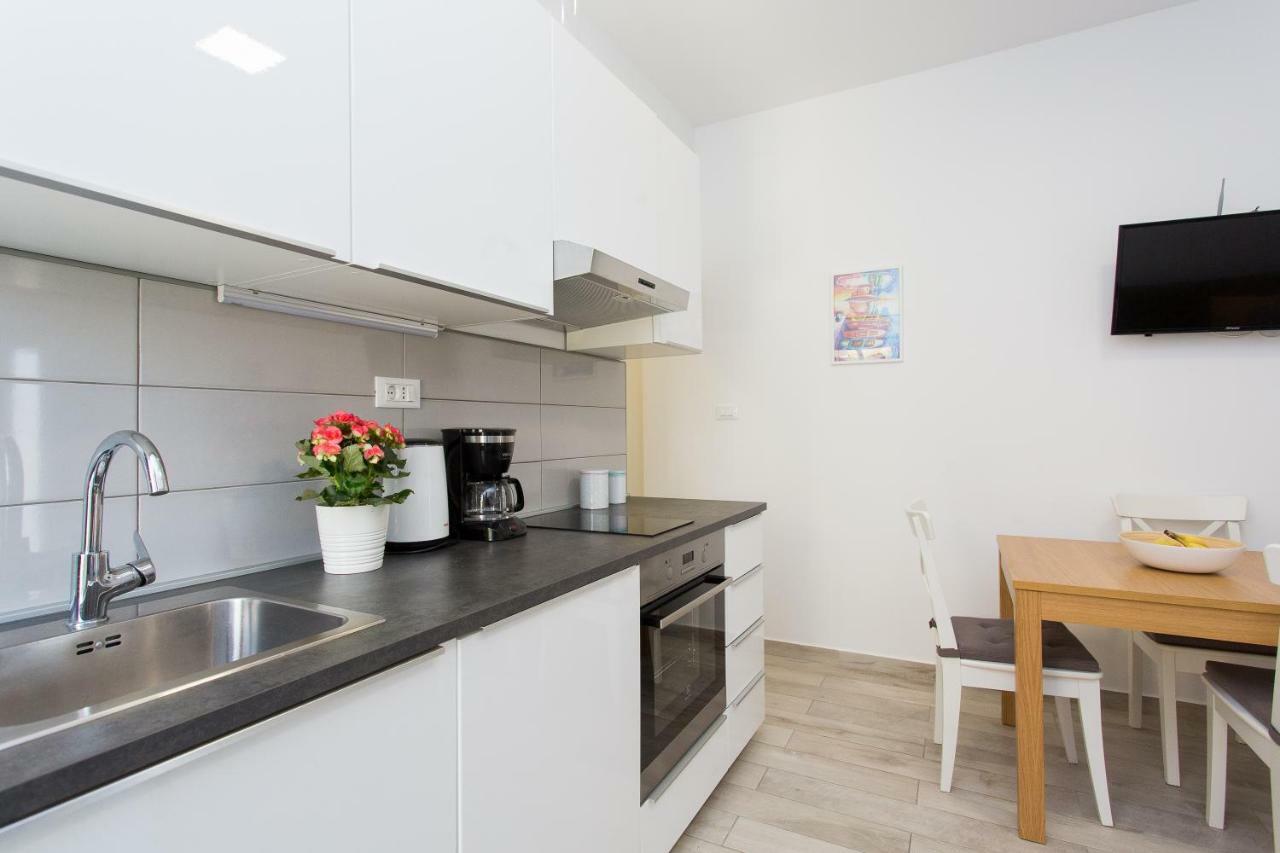 Apartments Pinery Makarska Bagian luar foto